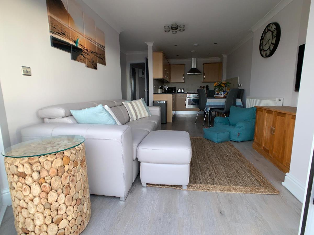 Sea & Coastal Views From Lrg Sun Terrace G Bay Overlooks Fistral Desirable Location Sleeps & Dines 6 Which Includes Sofabed 2 Bathrooms Al Fresco Dining Smart Tv Private Parking 2 Cars Sat-sat Only April-nov Plea * Newquay (Cornwall)
