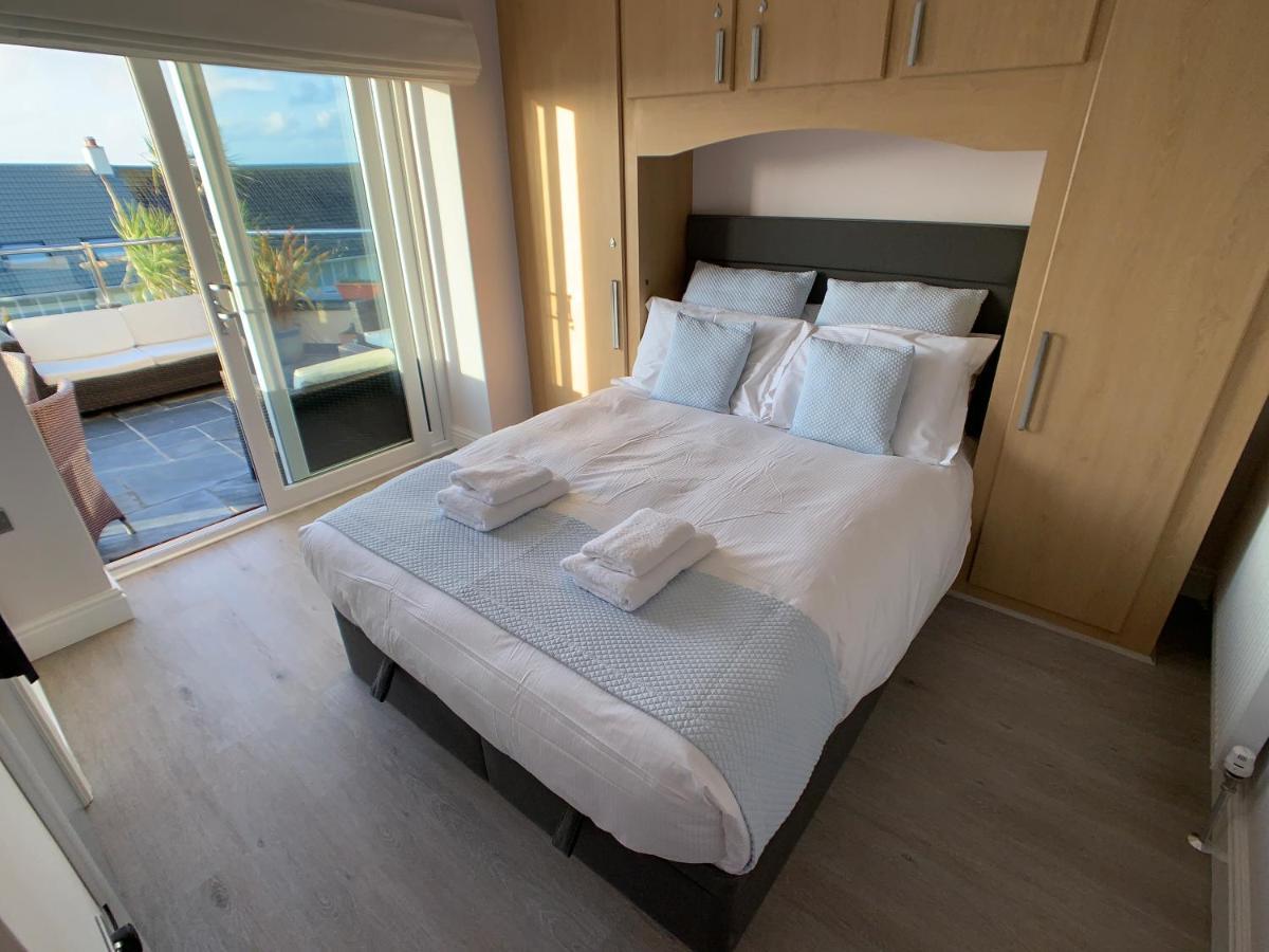 Sea & Coastal Views From Lrg Sun Terrace G Bay Overlooks Fistral Desirable Location Sleeps & Dines 6 Which Includes Sofabed 2 Bathrooms Al Fresco Dining Smart Tv Private Parking 2 Cars Sat-sat Only April-nov Plea *