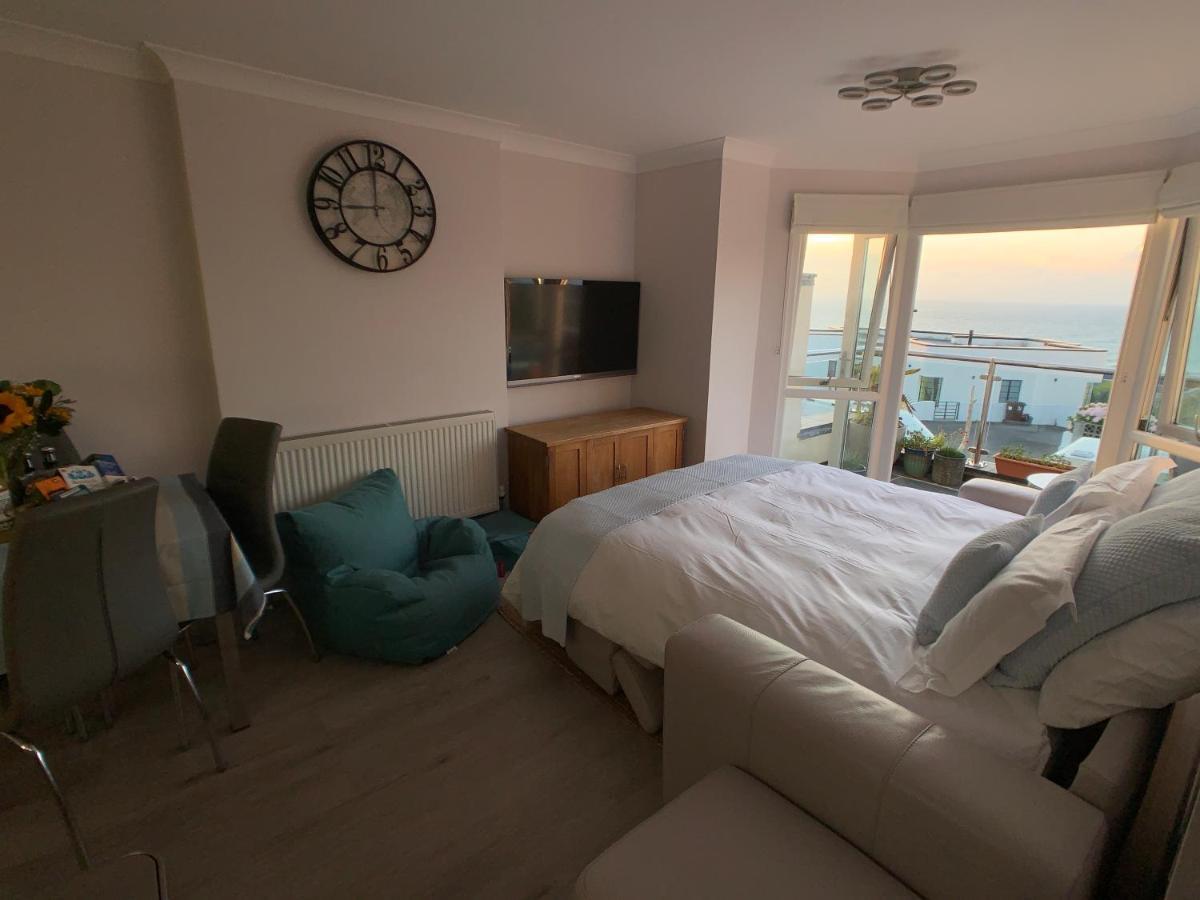 Sea & Coastal Views From Lrg Sun Terrace G Bay Overlooks Fistral Desirable Location Sleeps & Dines 6 Which Includes Sofabed 2 Bathrooms Al Fresco Dining Smart Tv Private Parking 2 Cars Sat-sat Only April-nov Plea Newquay (Cornwall)
