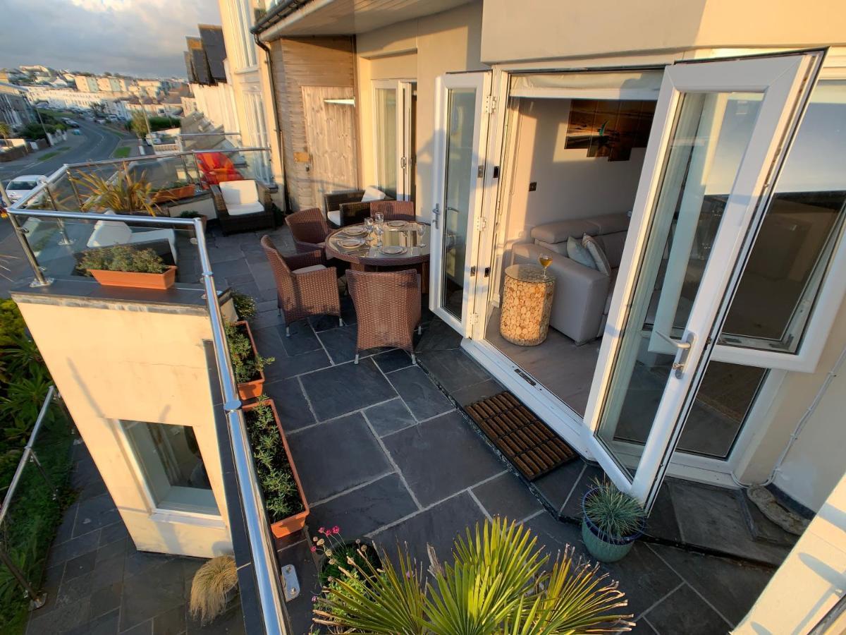 Sea & Coastal Views From Lrg Sun Terrace G Bay Overlooks Fistral Desirable Location Sleeps & Dines 6 Which Includes Sofabed 2 Bathrooms Al Fresco Dining Smart Tv Private Parking 2 Cars Sat-sat Only April-nov Plea Apartment