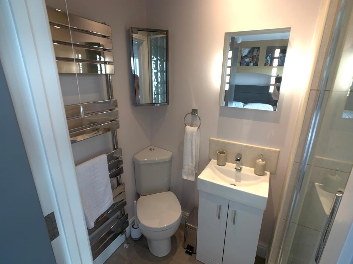 Sea & Coastal Views From Lrg Sun Terrace G Bay Overlooks Fistral Desirable Location Sleeps & Dines 6 Which Includes Sofabed 2 Bathrooms Al Fresco Dining Smart Tv Private Parking 2 Cars Sat-sat Only April-nov Plea Newquay (Cornwall)
