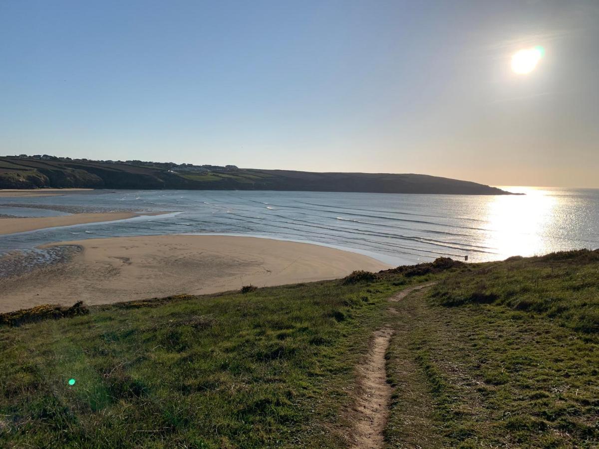 Sea & Coastal Views From Lrg Sun Terrace G Bay Overlooks Fistral Desirable Location Sleeps & Dines 6 Which Includes Sofabed 2 Bathrooms Al Fresco Dining Smart Tv Private Parking 2 Cars Sat-sat Only April-nov Plea *