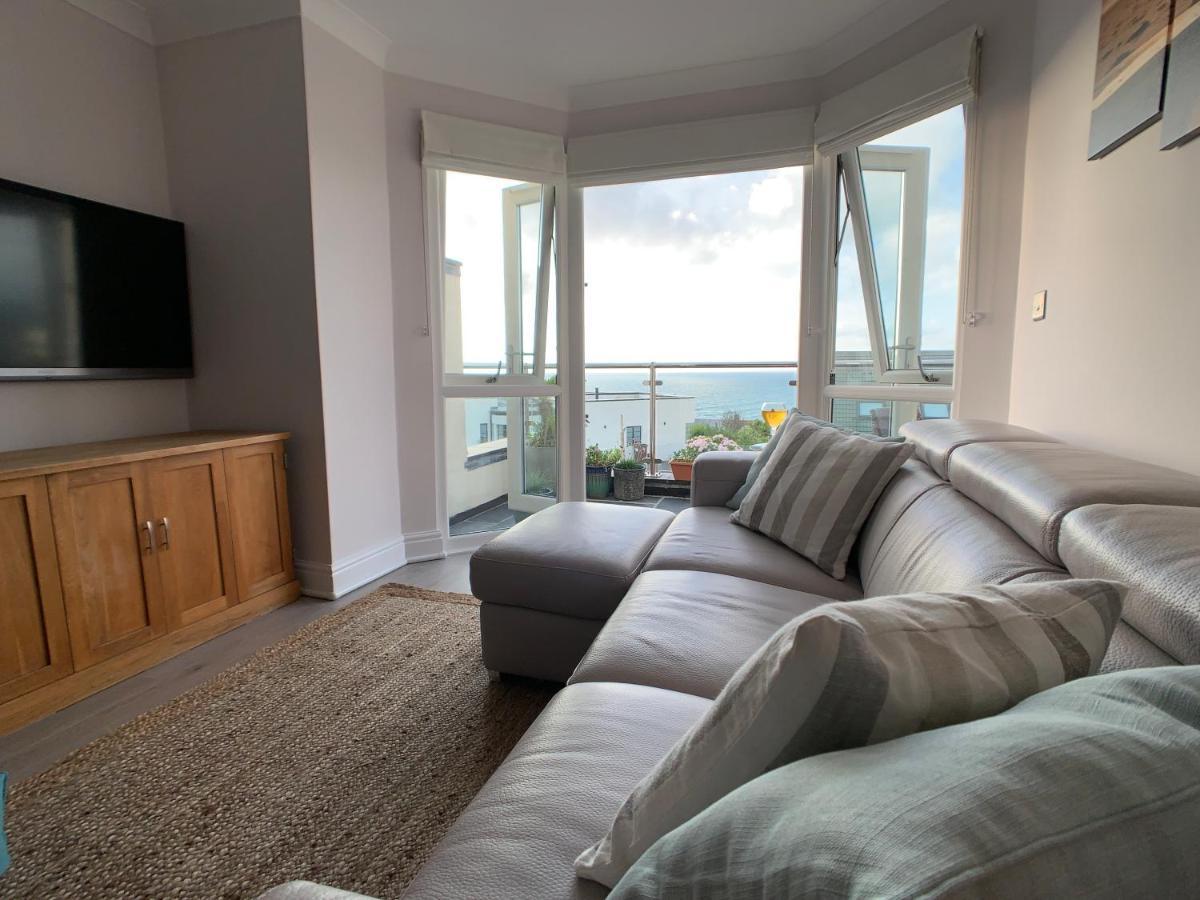 Sea & Coastal Views From Lrg Sun Terrace G Bay Overlooks Fistral Desirable Location Sleeps & Dines 6 Which Includes Sofabed 2 Bathrooms Al Fresco Dining Smart Tv Private Parking 2 Cars Sat-sat Only April-nov Plea * Newquay (Cornwall)