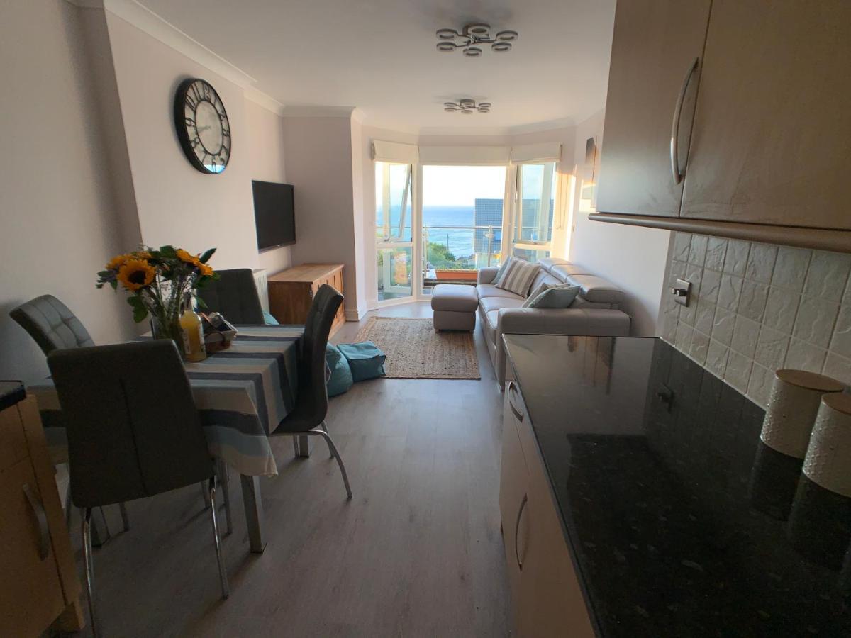 Sea & Coastal Views From Lrg Sun Terrace G Bay Overlooks Fistral Desirable Location Sleeps & Dines 6 Which Includes Sofabed 2 Bathrooms Al Fresco Dining Smart Tv Private Parking 2 Cars Sat-sat Only April-nov Plea Apartment *