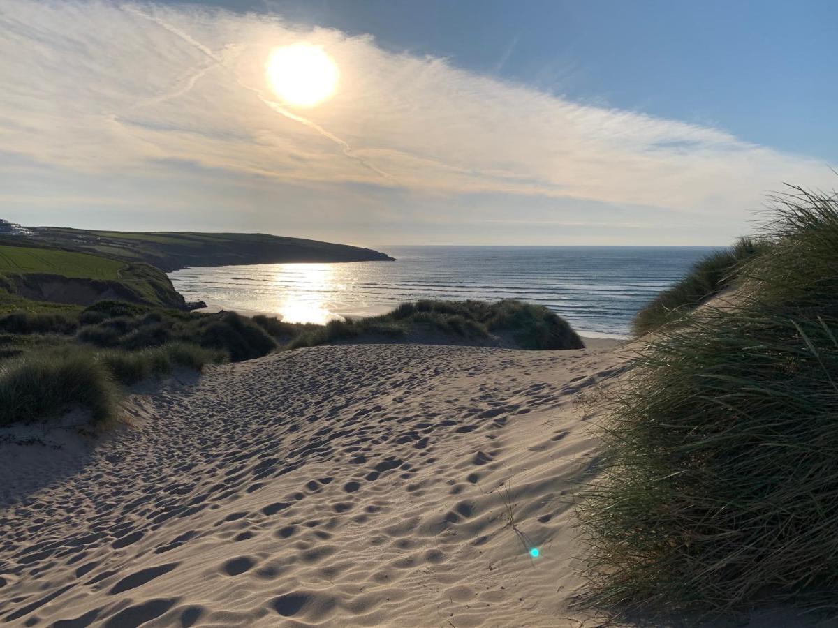 Sea & Coastal Views From Lrg Sun Terrace G Bay Overlooks Fistral Desirable Location Sleeps & Dines 6 Which Includes Sofabed 2 Bathrooms Al Fresco Dining Smart Tv Private Parking 2 Cars Sat-sat Only April-nov Plea