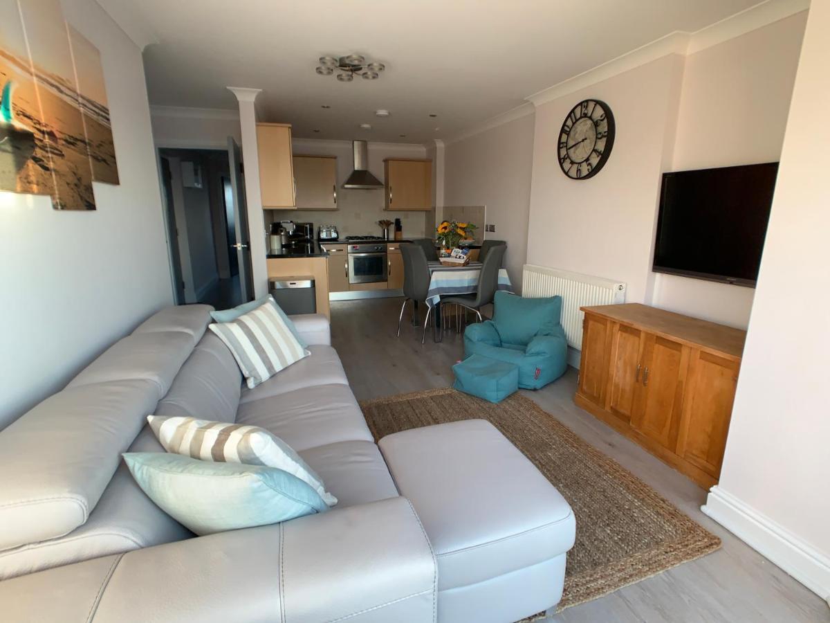 Sea & Coastal Views From Lrg Sun Terrace G Bay Overlooks Fistral Desirable Location Sleeps & Dines 6 Which Includes Sofabed 2 Bathrooms Al Fresco Dining Smart Tv Private Parking 2 Cars Sat-sat Only April-nov Plea Newquay (Cornwall)