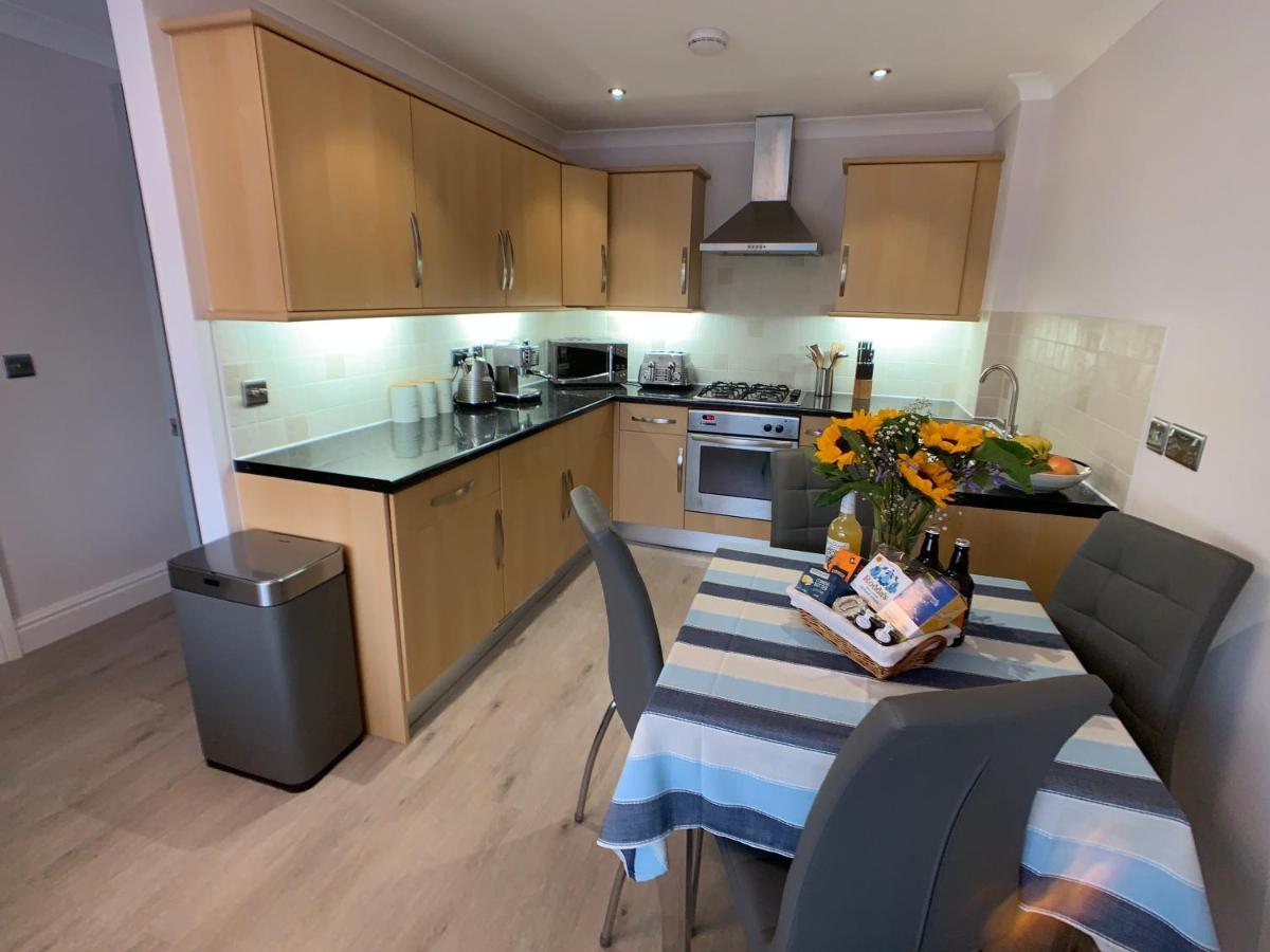 Sea & Coastal Views From Lrg Sun Terrace G Bay Overlooks Fistral Desirable Location Sleeps & Dines 6 Which Includes Sofabed 2 Bathrooms Al Fresco Dining Smart Tv Private Parking 2 Cars Sat-sat Only April-nov Plea Apartment *