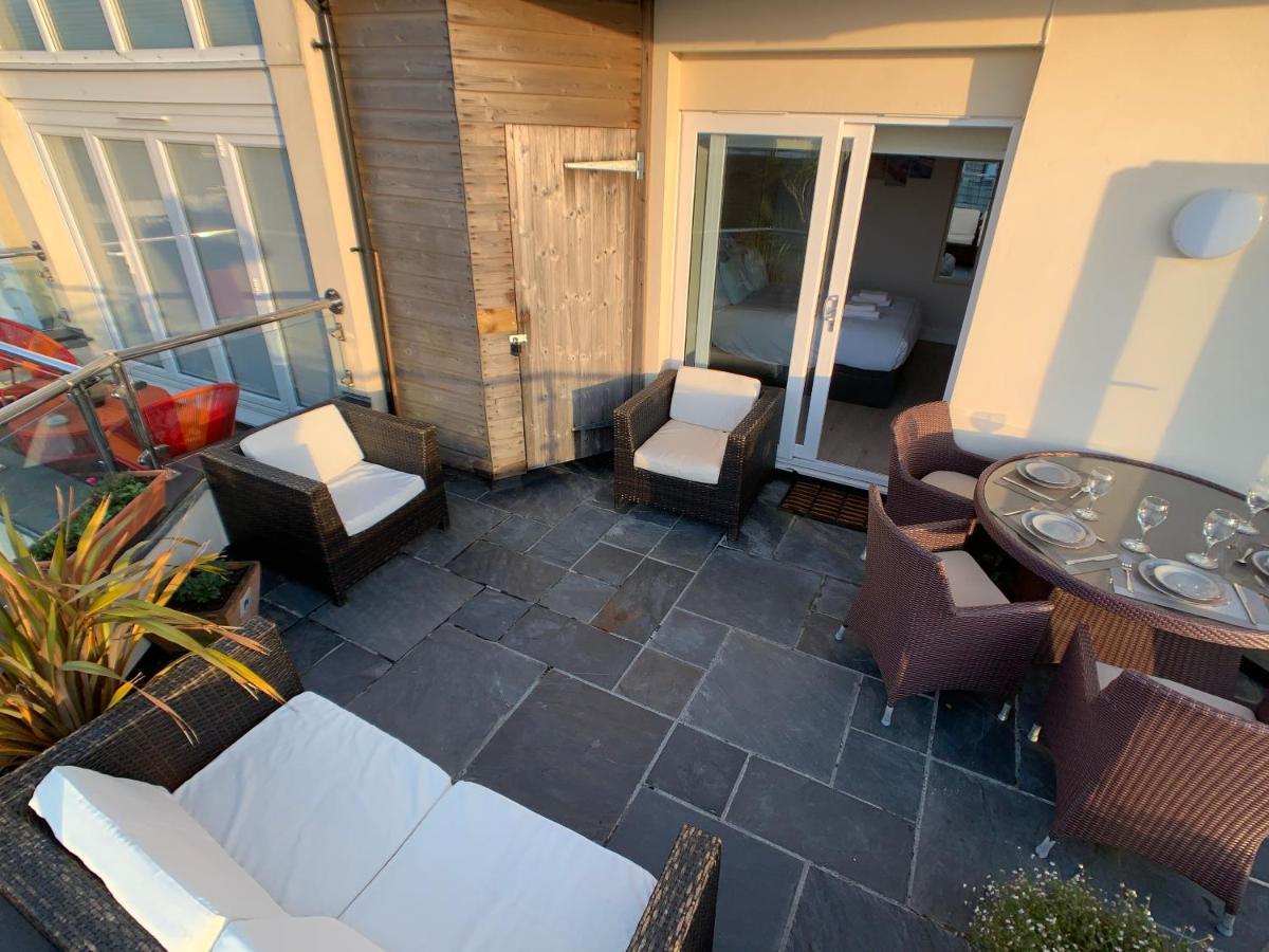 Sea & Coastal Views From Lrg Sun Terrace G Bay Overlooks Fistral Desirable Location Sleeps & Dines 6 Which Includes Sofabed 2 Bathrooms Al Fresco Dining Smart Tv Private Parking 2 Cars Sat-sat Only April-nov Plea Apartment