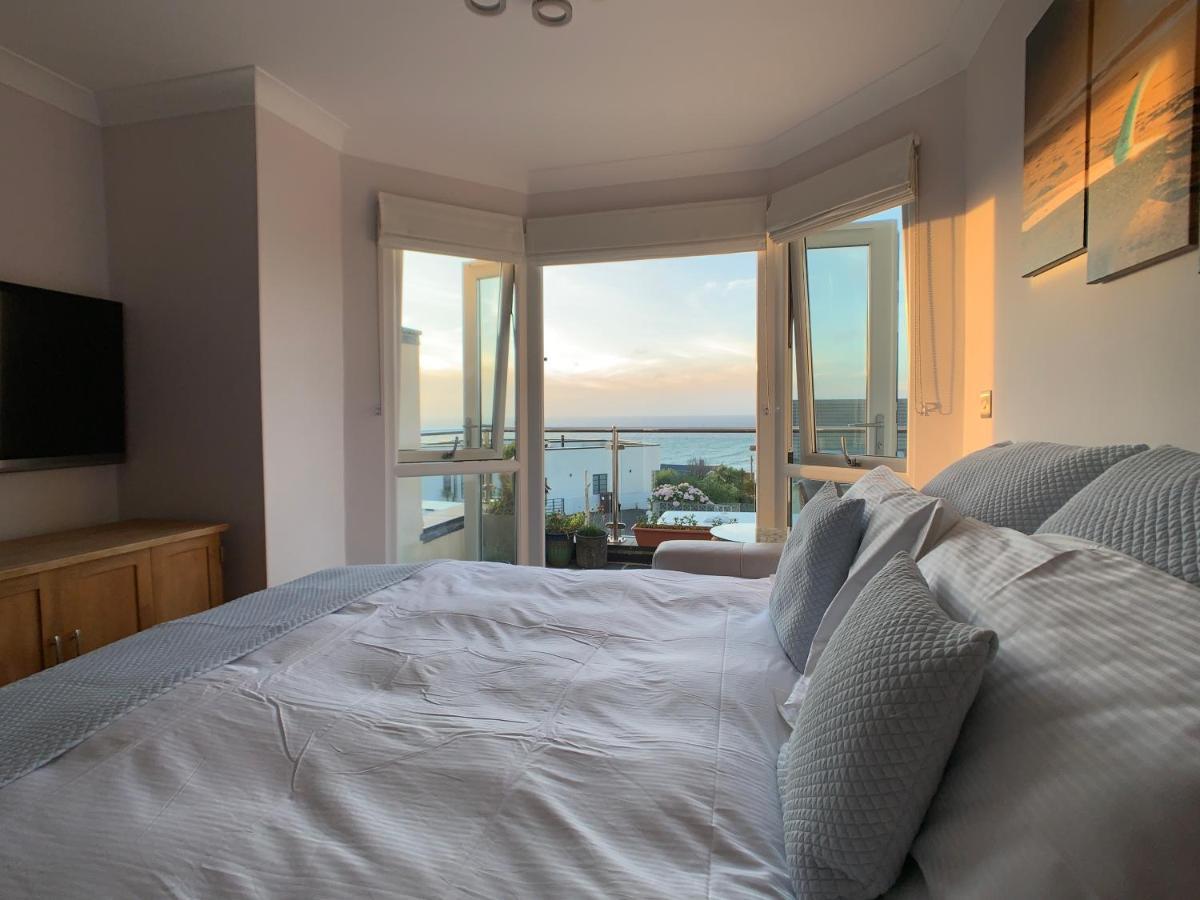 Apartment Sea & Coastal Views From Lrg Sun Terrace G Bay Overlooks Fistral Desirable Location Sleeps & Dines 6 Which Includes Sofabed 2 Bathrooms Al Fresco Dining Smart Tv Private Parking 2 Cars Sat-sat Only April-nov Plea Newquay (Cornwall)