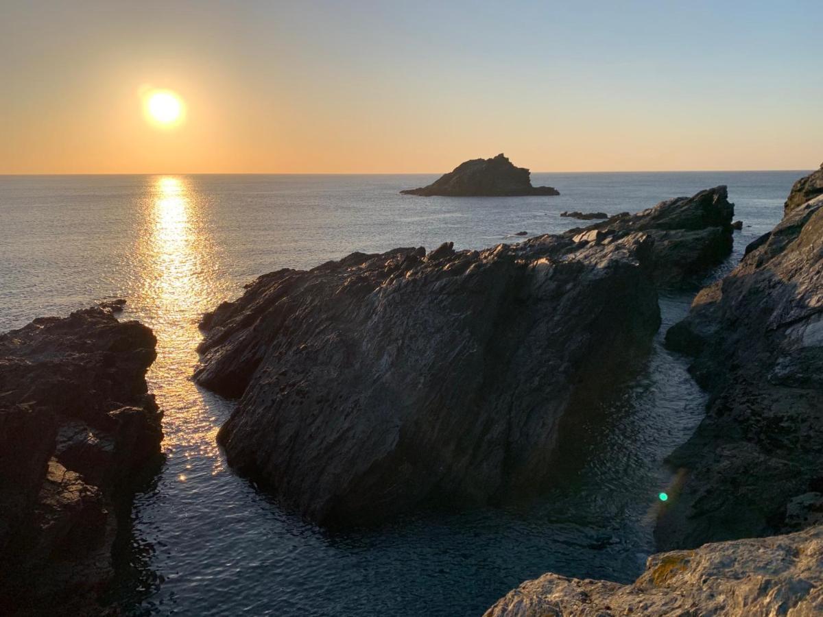 Apartment Sea & Coastal Views From Lrg Sun Terrace G Bay Overlooks Fistral Desirable Location Sleeps & Dines 6 Which Includes Sofabed 2 Bathrooms Al Fresco Dining Smart Tv Private Parking 2 Cars Sat-sat Only April-nov Plea