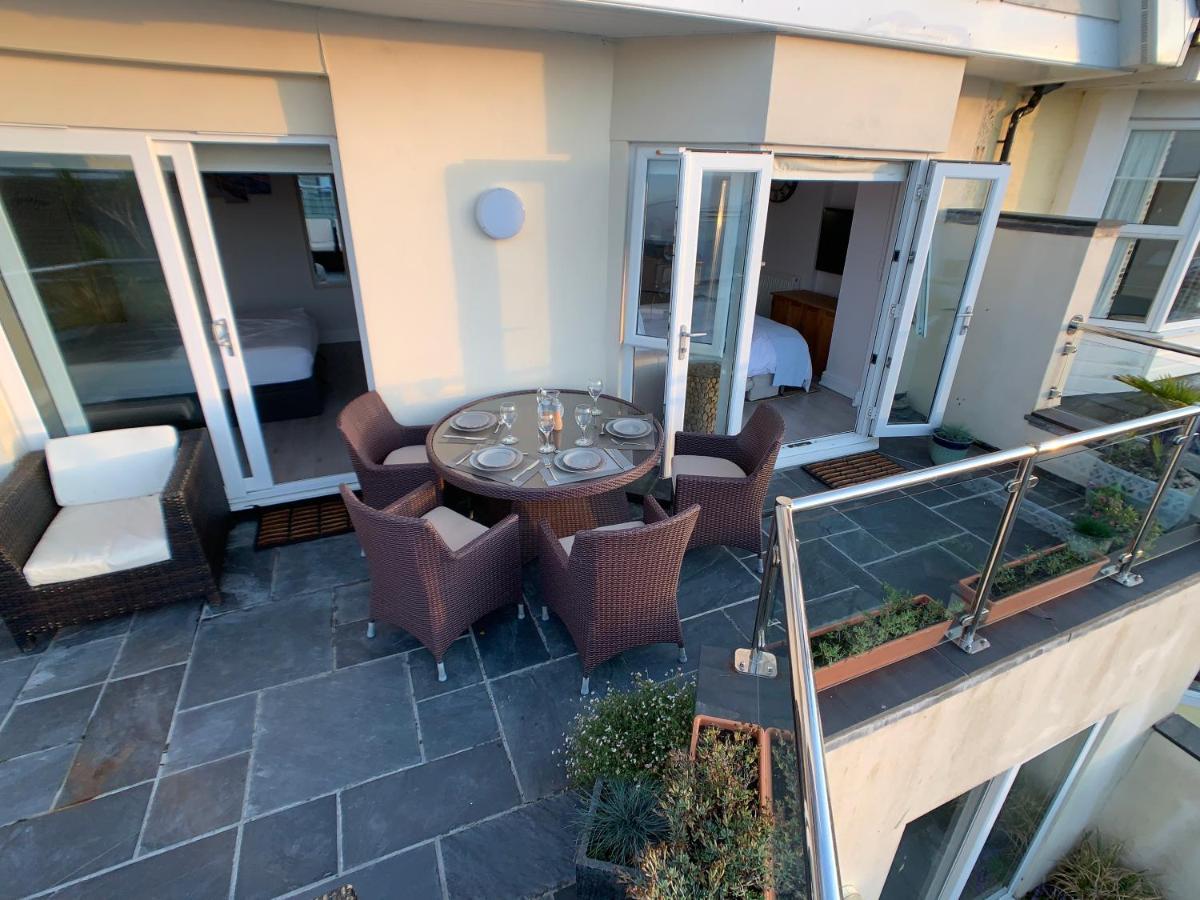 Sea & Coastal Views From Lrg Sun Terrace G Bay Overlooks Fistral Desirable Location Sleeps & Dines 6 Which Includes Sofabed 2 Bathrooms Al Fresco Dining Smart Tv Private Parking 2 Cars Sat-sat Only April-nov Plea * Newquay (Cornwall)