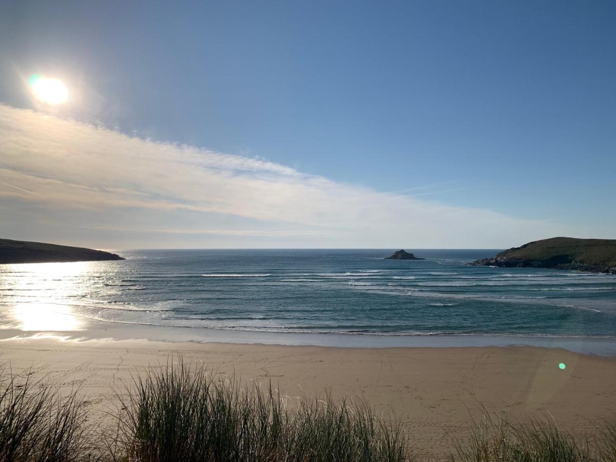 Sea & Coastal Views From Lrg Sun Terrace G Bay Overlooks Fistral Desirable Location Sleeps & Dines 6 Which Includes Sofabed 2 Bathrooms Al Fresco Dining Smart Tv Private Parking 2 Cars Sat-sat Only April-nov Plea Apartment