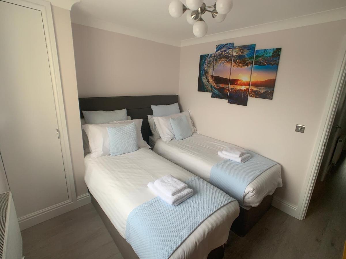 Apartment Sea & Coastal Views From Lrg Sun Terrace G Bay Overlooks Fistral Desirable Location Sleeps & Dines 6 Which Includes Sofabed 2 Bathrooms Al Fresco Dining Smart Tv Private Parking 2 Cars Sat-sat Only April-nov Plea *