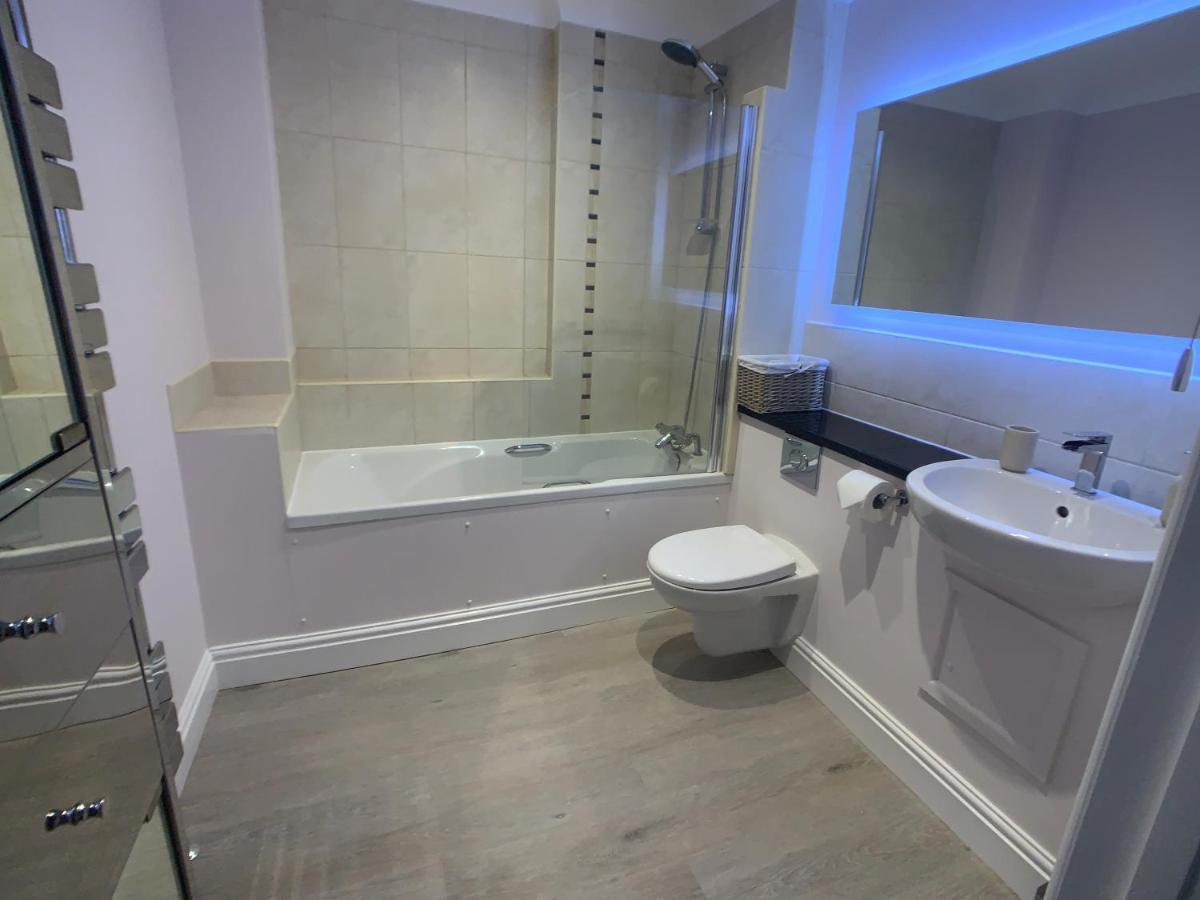 Sea & Coastal Views From Lrg Sun Terrace G Bay Overlooks Fistral Desirable Location Sleeps & Dines 6 Which Includes Sofabed 2 Bathrooms Al Fresco Dining Smart Tv Private Parking 2 Cars Sat-sat Only April-nov Plea Apartment *