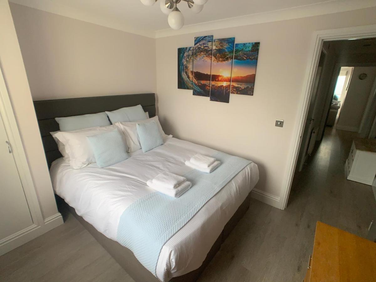 Sea & Coastal Views From Lrg Sun Terrace G Bay Overlooks Fistral Desirable Location Sleeps & Dines 6 Which Includes Sofabed 2 Bathrooms Al Fresco Dining Smart Tv Private Parking 2 Cars Sat-sat Only April-nov Plea Newquay (Cornwall)
