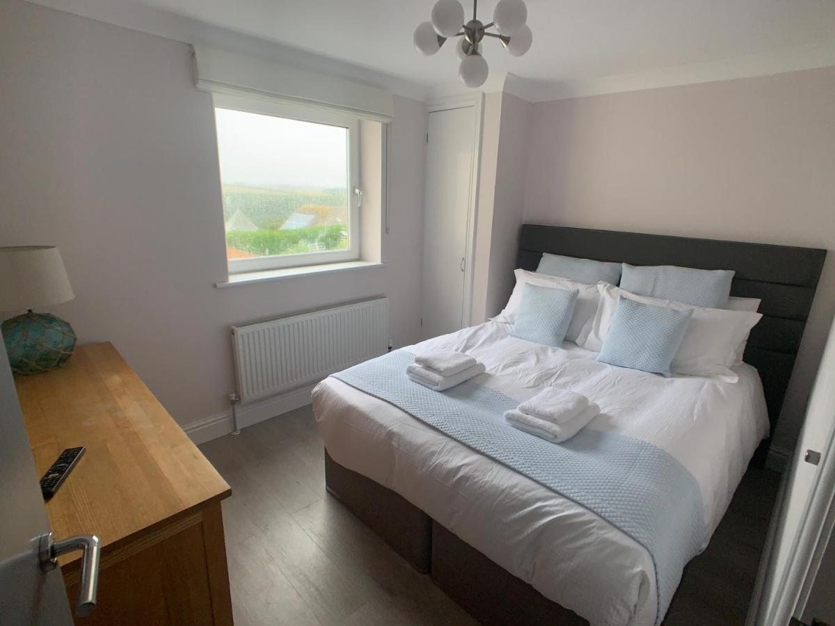 Apartment Sea & Coastal Views From Lrg Sun Terrace G Bay Overlooks Fistral Desirable Location Sleeps & Dines 6 Which Includes Sofabed 2 Bathrooms Al Fresco Dining Smart Tv Private Parking 2 Cars Sat-sat Only April-nov Plea