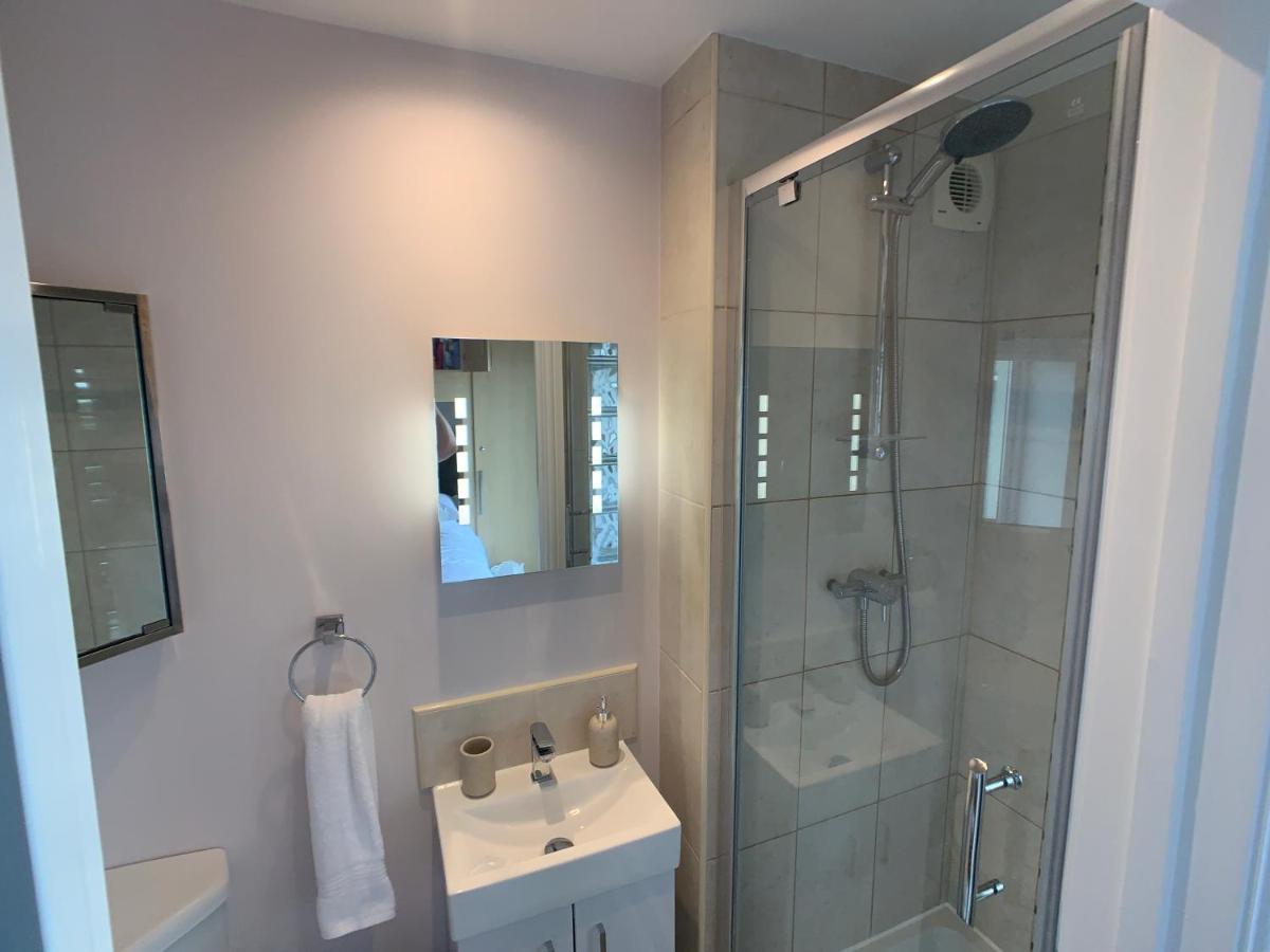 Sea & Coastal Views From Lrg Sun Terrace G Bay Overlooks Fistral Desirable Location Sleeps & Dines 6 Which Includes Sofabed 2 Bathrooms Al Fresco Dining Smart Tv Private Parking 2 Cars Sat-sat Only April-nov Plea Apartment