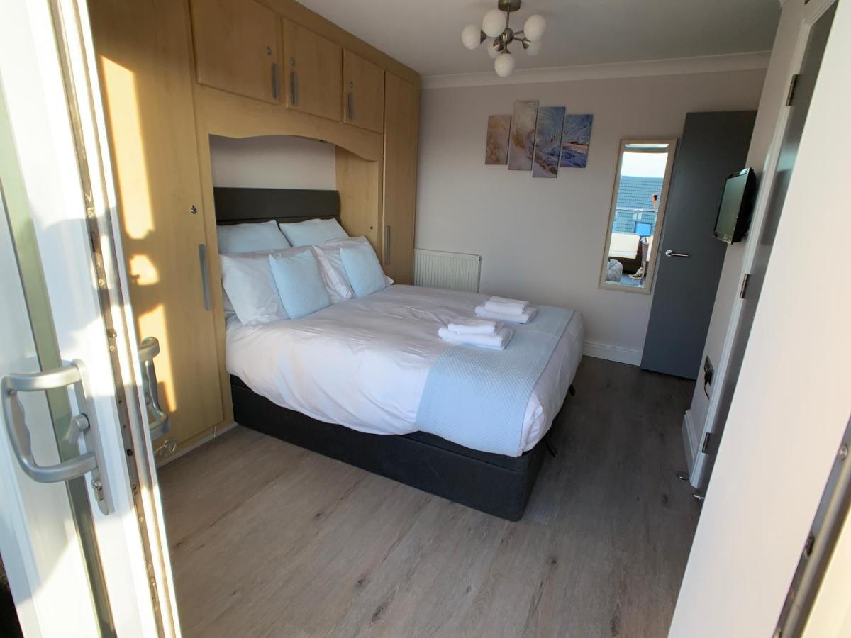 Apartment Sea & Coastal Views From Lrg Sun Terrace G Bay Overlooks Fistral Desirable Location Sleeps & Dines 6 Which Includes Sofabed 2 Bathrooms Al Fresco Dining Smart Tv Private Parking 2 Cars Sat-sat Only April-nov Plea