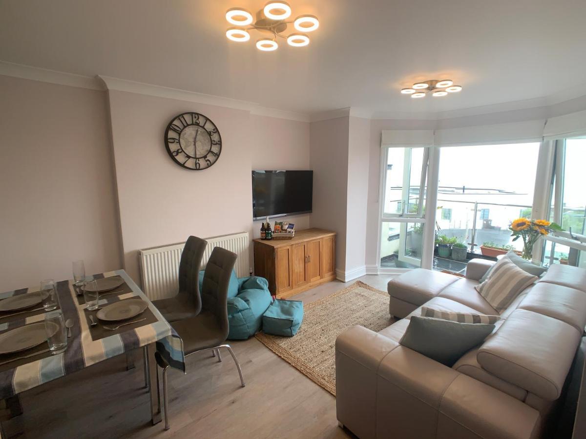 Sea & Coastal Views From Lrg Sun Terrace G Bay Overlooks Fistral Desirable Location Sleeps & Dines 6 Which Includes Sofabed 2 Bathrooms Al Fresco Dining Smart Tv Private Parking 2 Cars Sat-sat Only April-nov Plea Apartment Newquay (Cornwall)