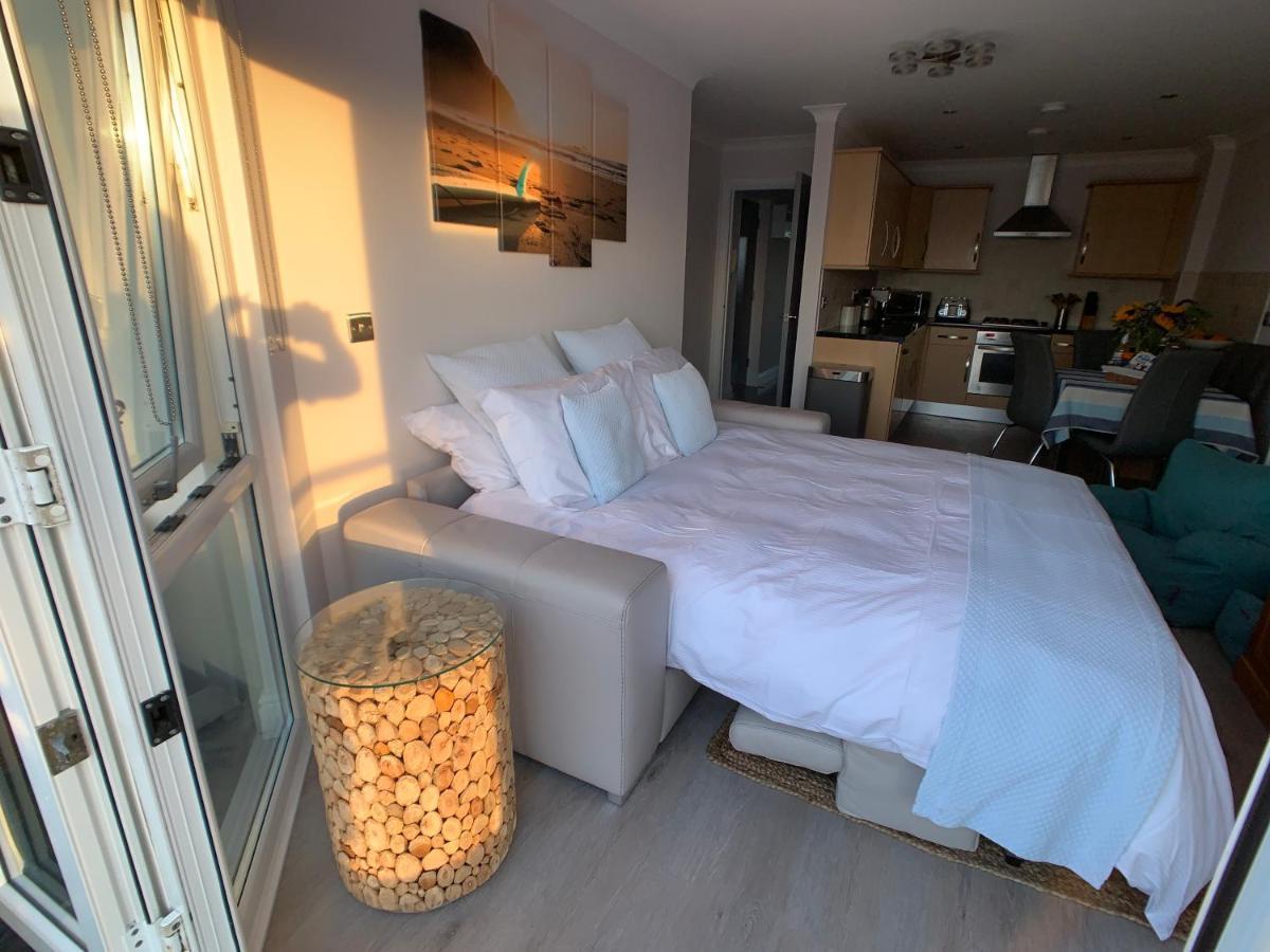 Apartment Sea & Coastal Views From Lrg Sun Terrace G Bay Overlooks Fistral Desirable Location Sleeps & Dines 6 Which Includes Sofabed 2 Bathrooms Al Fresco Dining Smart Tv Private Parking 2 Cars Sat-sat Only April-nov Plea Newquay (Cornwall)