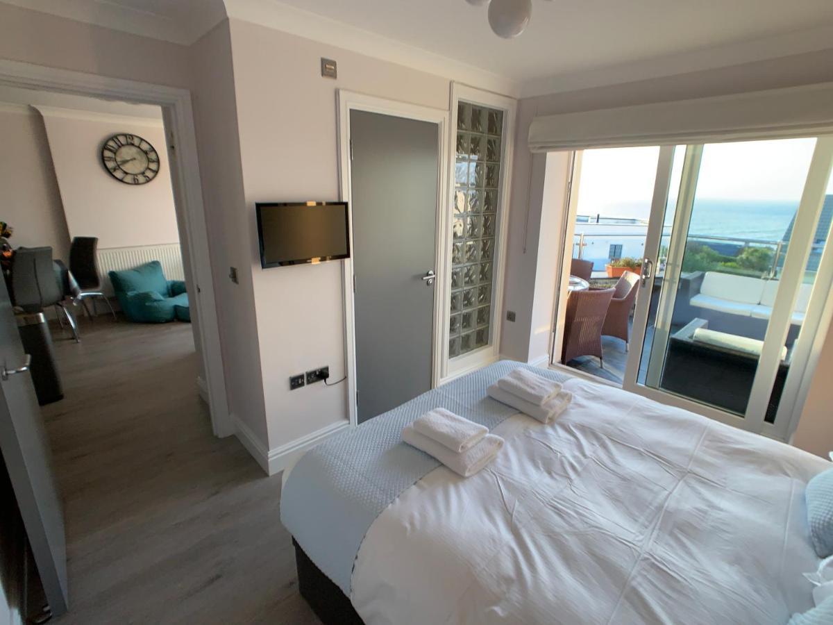 Apartment Sea & Coastal Views From Lrg Sun Terrace G Bay Overlooks Fistral Desirable Location Sleeps & Dines 6 Which Includes Sofabed 2 Bathrooms Al Fresco Dining Smart Tv Private Parking 2 Cars Sat-sat Only April-nov Plea Newquay (Cornwall)